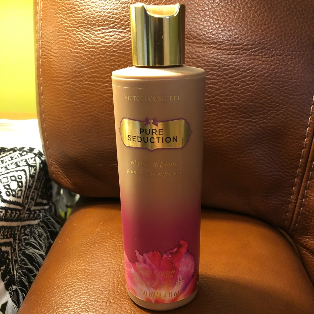 Victoria’s Secret bronze glow lotion